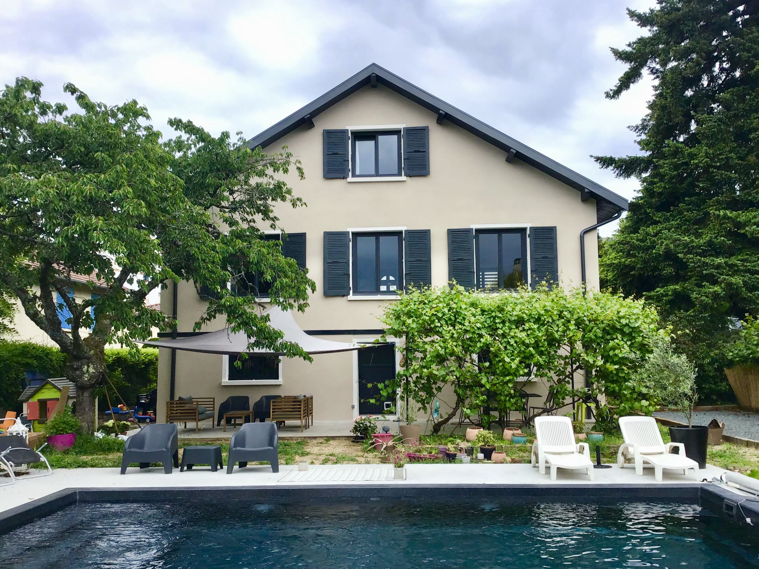 Maison au bord de la piscine