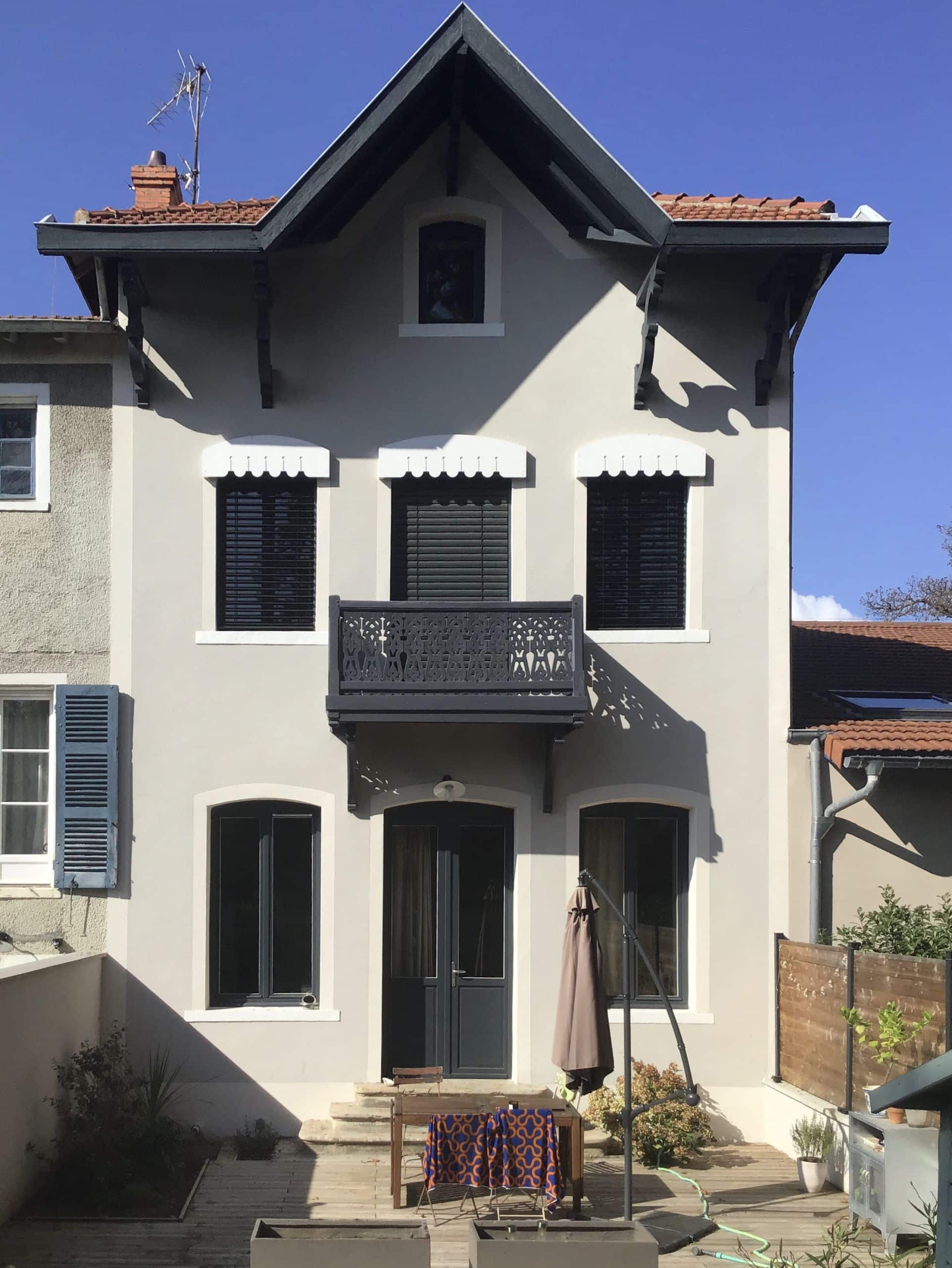 Ravalement de façade à Charbonnières-Les-Bains.